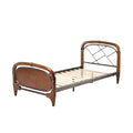 Eenvoudig houten bed met metalen frame en lattenbodem