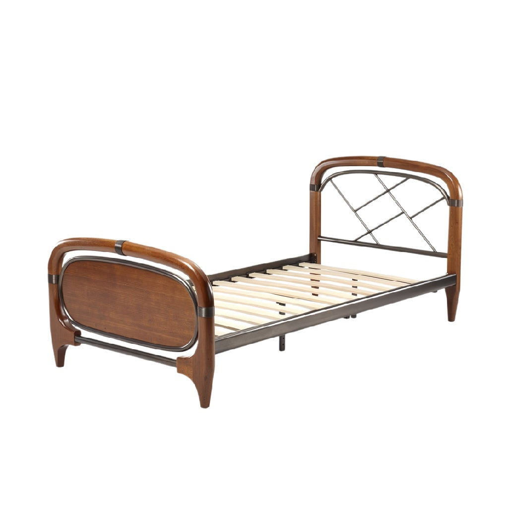 Eenvoudig houten bed met metalen frame en lattenbodem